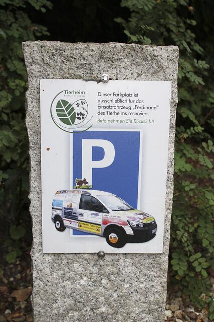 Parkplätze stehen am Tierheim genug zur Verfügung - dieser ist für das Einsatzfahrzeug der Einrichtung reserviert  | Foto: os