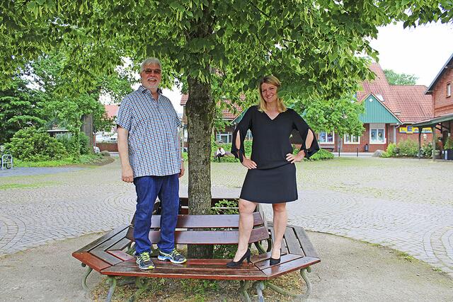 Wolf Böckler und Saskia Reher aus dem Vorstand des Kulturvereins starten die Konzertsaison im Alten Geidenhof | Foto: sv