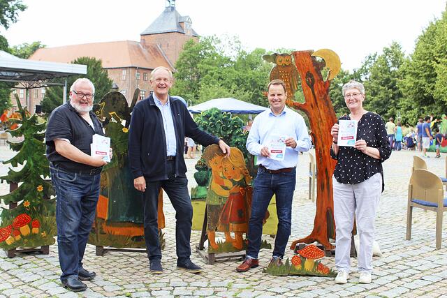 Freuen sich, dass das erste Märchenfestival so gut angenommen wurde: Organisatorin Giesela Wiese (re.) und ihr Ehemann Rolf (li.) vom Heimat- und Museumverein sowie Ab Koster (2. v. li.) und Jörn Stolle von der Stiftung der Stifter der Sparkasse Harburg-Buxtehude