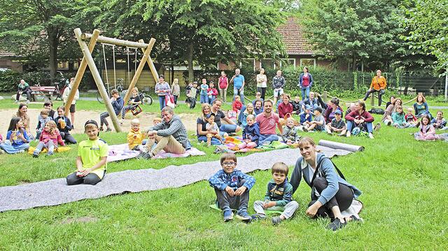 Viele kleine und große Zuhörer kamen auf den Spielplatz der Erleninsel | Foto: jab