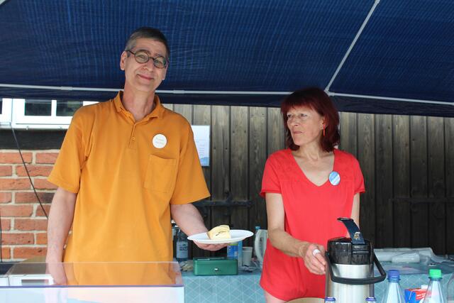 Ehrenamtliche Helfer verkauften Kaffee und Kuchen zugunsten des Marstalls