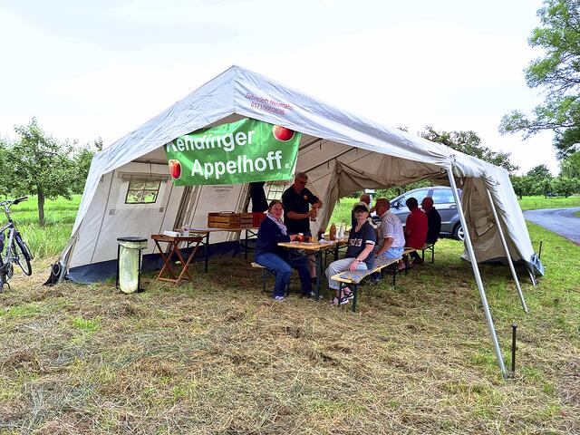 Eine Station war der Appelhoff auf Krautsand - hier gab es leckeren Apfelsaft  | Foto: ig