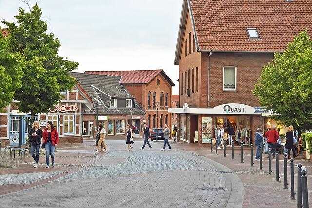 Die Harsefelder machten sich auf, um bei der Langen Nacht entspannt einzukaufen und zu genießen  Fotos: sc