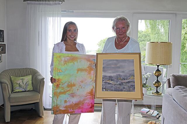 Enkelin Julie und Großmutter Irmi freuen sich auf ihre gemeinsame Ausstellung | Foto: jd