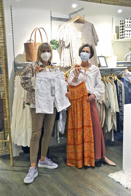 Heike Fock (li.) und Anja Kruse vom Modehaus Quast mit der angesagten Sommermode