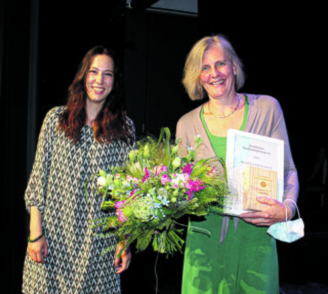 Dörte Schnitzler (re.) vom Klimaentscheid Schorndorf nahm den Nachhaltigkeitspreis der Buchholzer Liste entgegen. Jurymitglied Katharina van Bronswijk gratulierte