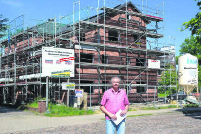Oliver Wolkenhauer vor dem Mehrfamilienhaus in der 
Buchholzer Parkstraße 3, das er im Jahr 2014 errichtete  | Foto: Axel-Holger Haase