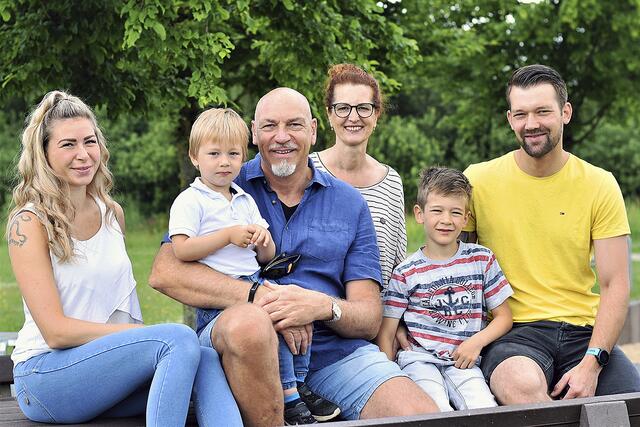 Oliver Wolkenhauer (3. v.li.) inmitten seiner Familie. Er freut sich darauf, nun mehr Zeit mit seinen Enkeln zu verbringen | Foto: Anastasia Wittmer
