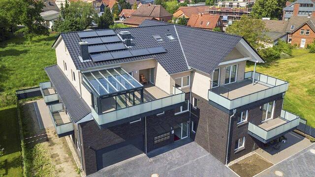 Das exklusive Mehrfamilienhaus in der Tostedter Triftstraße entstand 2020/2021 und ist seit Juni bezogen | Foto:  Alexander Schulz / Maderos