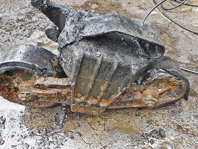 Fast 700 Kilo schwer ist das gefundene Leitrad des britischen Panzers | Foto: Bülau