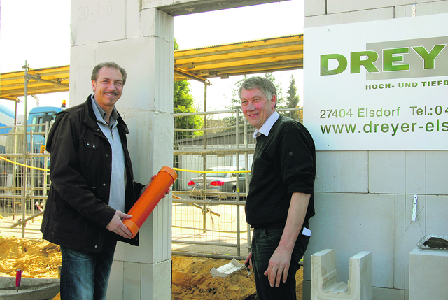 Bei der Grundsteinlegung der Seniorenresidenz in der Tostedter Bahnhofstraße im April 2012: Oliver Wolkenhauer (li.) und Peter Johannsen, damaliger Geschäftsführer des Herbergsvereins, Altenheim und Diakoniestation zu Tostedt  | Foto: gb