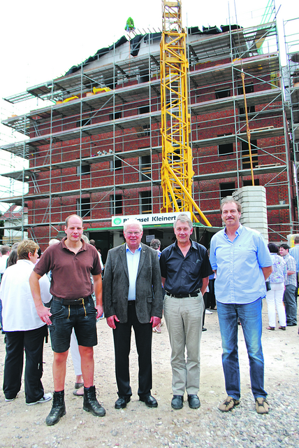 Richtfeste sind immer ein schöner Anlass, mit vielen Menschen
ins Gespräch zu kommen | Foto: bim