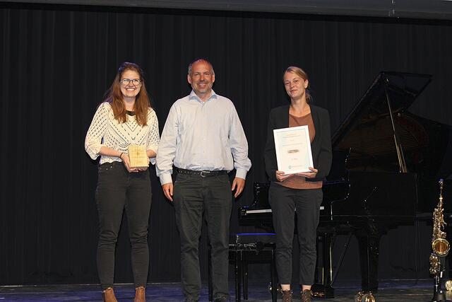 Jurymitglied Dr. Peter Moser gratulierte Charlotte Ridder (li.) und Lana Horsthemke zum zweiten Platz 