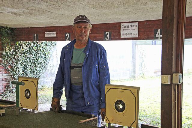 Schützenmitglied Hinrich Corleis beim Arbeitsdienst am Schießstand | Foto: SV Harsefeld