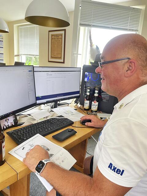 Backoffice beim virtuellen Vogelschießen: Sportleiter Axel Unger hat die eingehenden Mails im Blick | Foto: Gilde