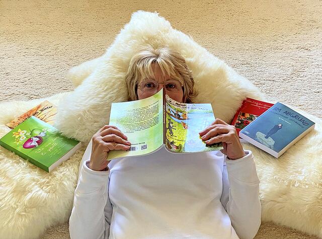 Helene Reinhardt liest aus ihren Kurzgeschichten vor | Foto: Reinhardt