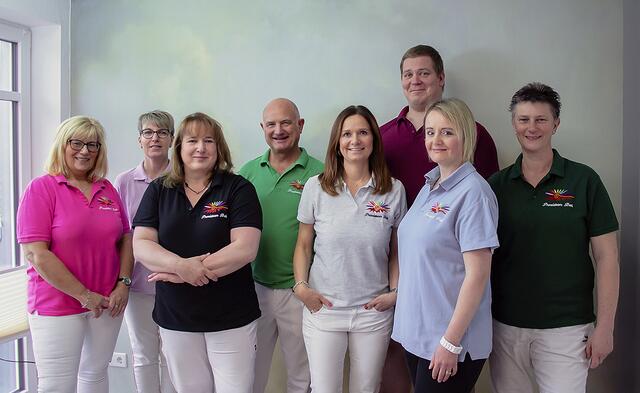 Ronald Beth (Mitte) und sein Team in der Praxis für Physiotherapie, Sport- und Massagetherapie. Das kleine Foto zeigt den neuesten Mitarbeiter, Physiotherapeut Leif Andresen Fotos: Eli Breuing / ts