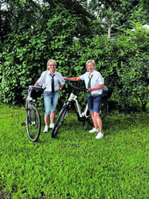 Damenleiterin Bärbel Jobmann (li.) und ihre Stellvertreterin Birgit Gottschalk besuchten die Schützenschwestern mit dem Fahrrad  | Foto: Schützenverein Tostedt