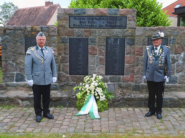 1. Vorsitzender Jörg Petersen (li.) und Kommandeur Jürgen Freitag legen am Ehrenmal in Maschen einen Kranz nieder | Foto: Schützenverein Maschen
