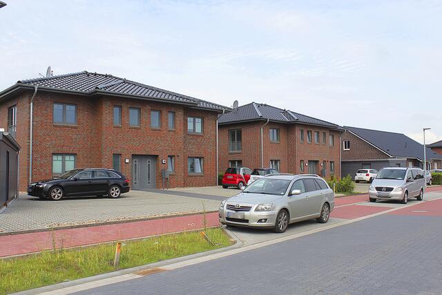 Neben Einfamilien- und Doppelhäusern stehen in dem Neubaugebiet auch einige Mehrfamilienhäuser | Foto: sb