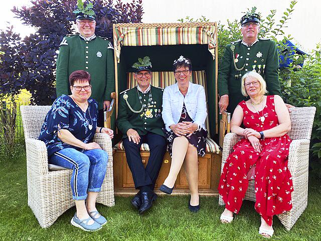 Vizekönig Ruhne Sörensen mit seiner Andrea (Mi.) und den Begleiterpaaren Heiko und Renate Jänecke (re.) sowie Rolf und Andrea Matthies  | Foto: Schützenverein Tostedt