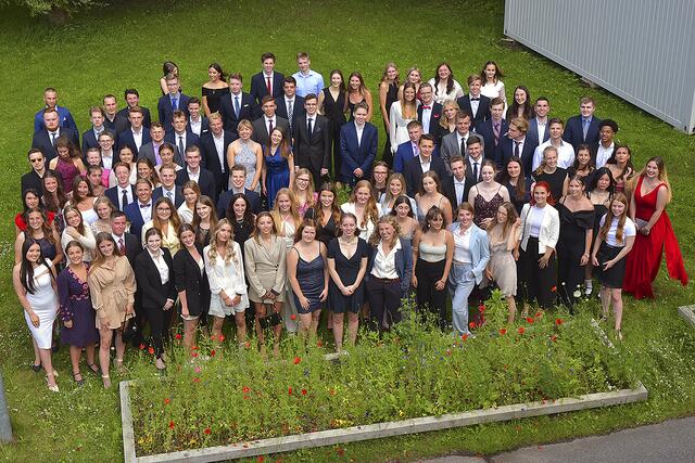 Ein Leben lang werden sie sich in Erinnerung behalten: Festlich gekleidet haben sich die Abiturienten und Abiturientinnen des Gymnasiums Hittfeld zum Gruppenfoto aufgestellt | Foto: Die Schulfotografen