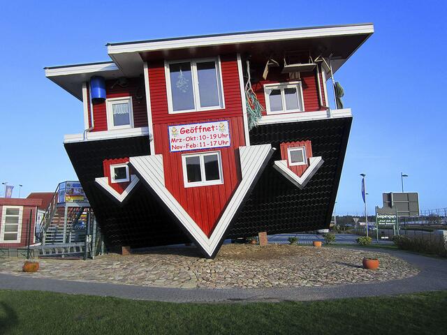 Das Verrückte Haus steht auf dem Dach