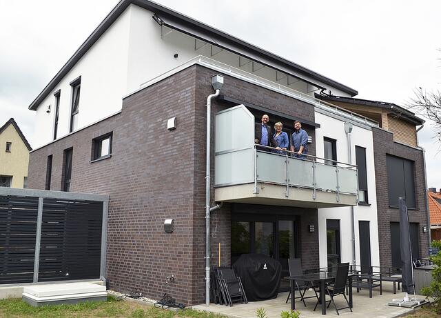 Auf dem Balkon des Mehrfamilienhauses in Meckelfeld (v. li.): Detlef Voß, Britta Stein und Albert Voß
