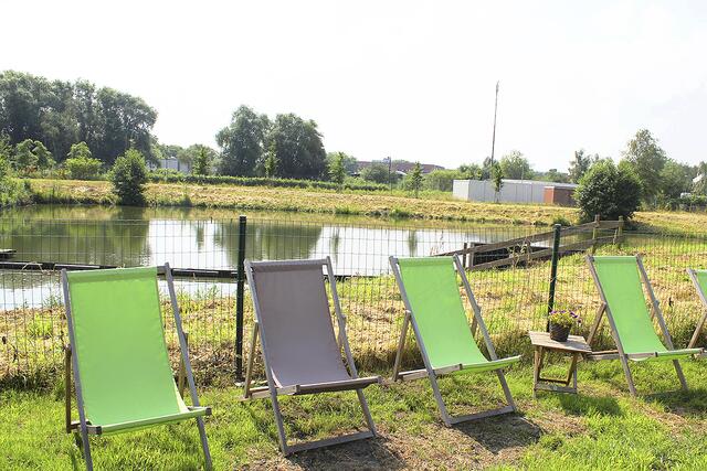 Perfektes Urlaubsfeeling im Liegestuhl am See | Foto: sb