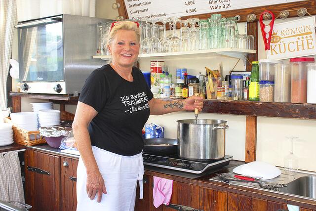 Gaby Richters macht alles selbst - sogar Kartoffelpüree wird von Hand gestampft | Foto: sb