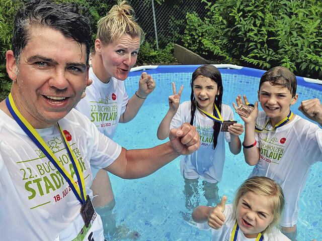 Nach absolviertem Lauf gab es für Familie Manske eine Abkühlung im heimischen Pool  | Foto: Manske