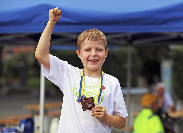Nach seinem 950-Meter-Lauf jubelte der 8-jährige Jonas Cernysov mit einer Medaille auf dem Podest | Foto: cc