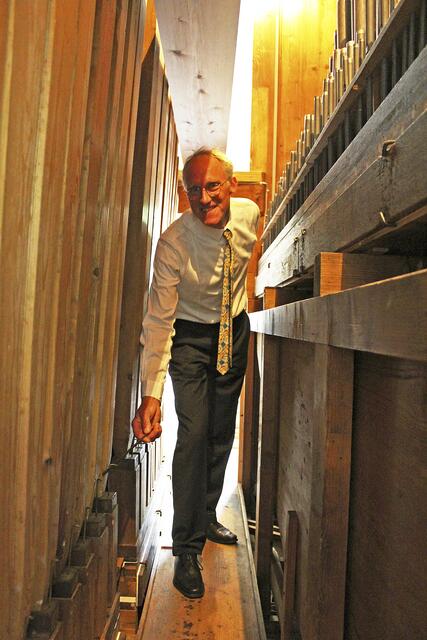 Orgelbauer Harm Kirschner stimmt die Holzposaune