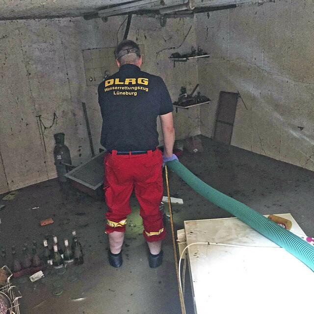 Beim Auspumpen eines Kellers: Michael Düker von der DLRG-Bezirksgruppe Nordheide beim Einsatz in Rheinbach | Foto: DLRG Nordheide