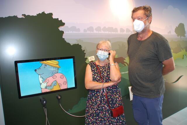 Lieselotte und Erik Engwicht aus der Oberlausitz lauschen den "typisch Buxtehude!"-Geschichten Fotos:sla