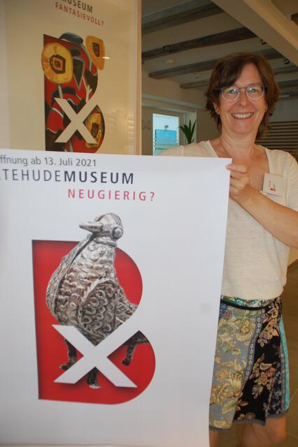 Buxtehude Museum zum Mitnehmen - Maja Lange zeigt eines der neuen Plakate | Foto: sla