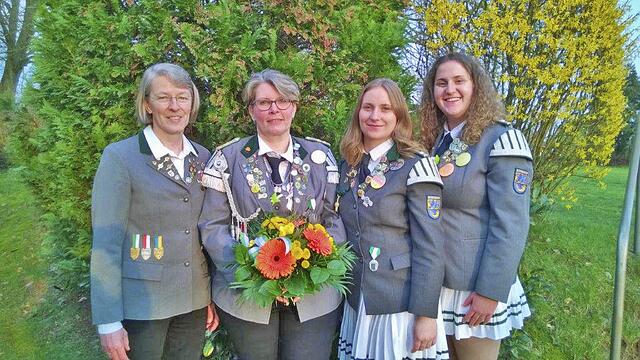 Damenkönigin Claudia Fichtner mit ihren Adjudantinnen | Foto: SV Schierhorn