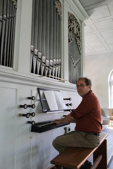  Was für ein Sound! So rein und klar hat die Orgel der St. Martins-Kirche in Jesteburg lange nicht mehr geklungen. Orgelrevisor Reinhard Gräler spielte die Orgel zum ersten Mal nach ihrer Generalüberholung - und ist begeistert. Etwa 600 Metall- und 90 Holzpfeifen sowie unzählige weitere Einzelteile wurden in den vergangenen drei Monaten auseinandergebaut, gereinigt, und repariert. In kleinem Kreis wurde das Instrument jetzt eingeweiht
