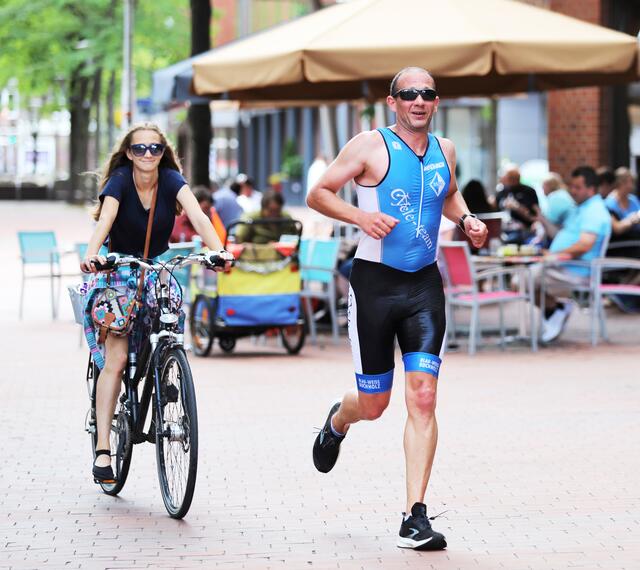 Halbmarathon-Sieger Steffen Wetzel (Blau-Weiss Buchholz) wurde von Tochter Ronja auf dem Fahrrad begeleitet | Foto: cc