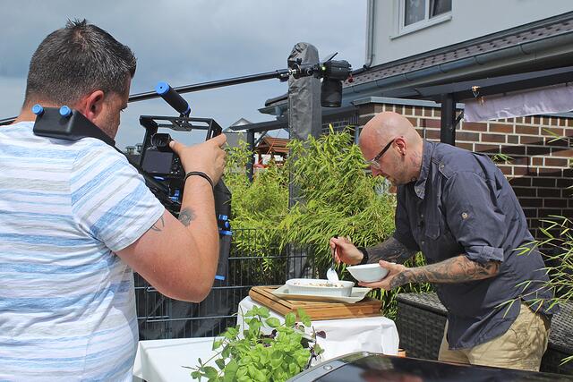 Jörg Stiegler filmt Kim Lindenau mit einer mobilen Kamera. Zwei weitere Kameras sind fest installiert