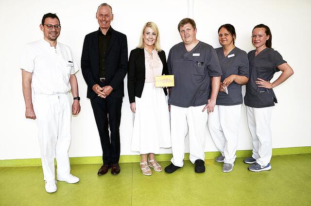 Das Buchholzer Forschungsteam mit seinen Gästen (v.li.): Chefarzt Dr. Holger Diener, Professor Baldur Tumi Baldursson, Ragna Bjorg Arsaelsdottir, Gefäßassistent Jascha Volkmann-Heine, Fachärztin Dr. Angela Waldmann, Study Nurse Lisa-Sophie Strauß