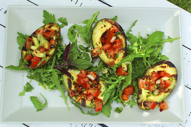 Vorweg gibt es gegrillte Avocados mit Tomatensalsa
