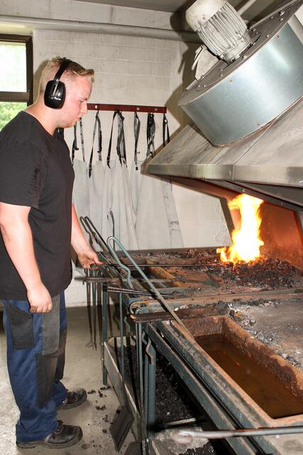 Am offenen Feuer wurde das Metall erhitzt Fotos: thl
