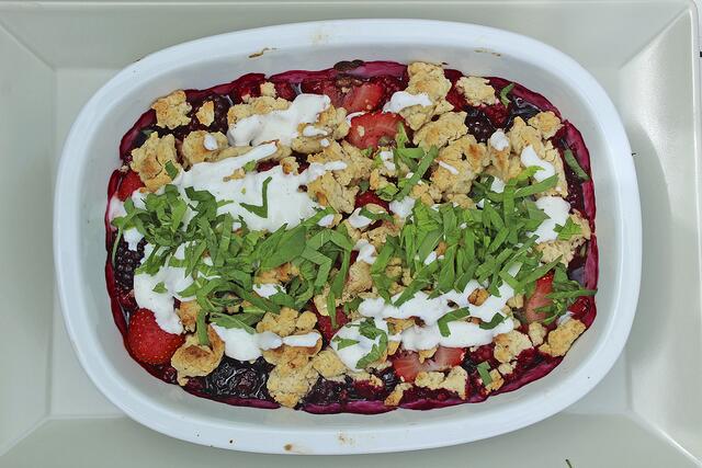 Auch das Dessert - Beerencrumble mit Jogurtdip - 
wurde gegrillt