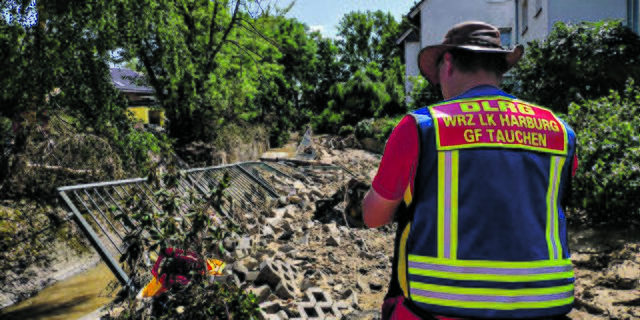 DLRG-Gruppenführer Werner Weber steht im Rhein-Sieg-Kreis vor Schutt, den die Flut 
hinterlassen hat | Foto: DLRG Nordheide