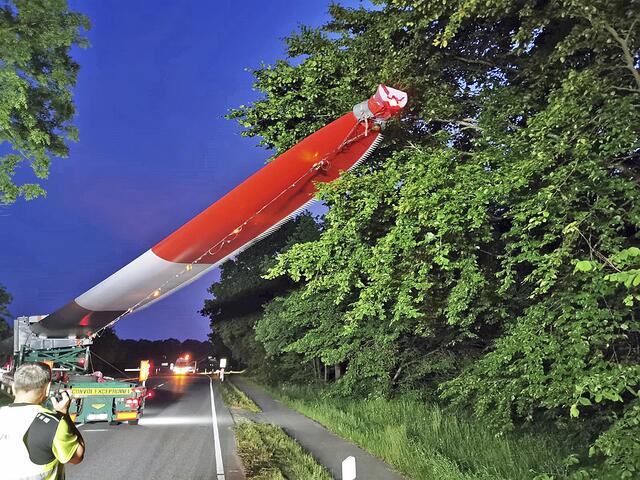 Die langen Teile für die Windkraftanlagen schwenkten in den Kurven sehr weit aus | Foto: SLT Unternehmen