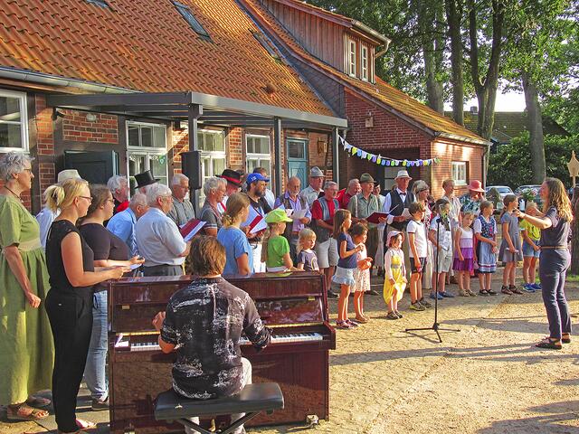 Das Dinner unter den Eichen ist die erste Veranstaltung, die die drei Chöre dieses Jahr durchführen konnten, es folgen noch der Kommersabend und ein Adventskonzert, auf denen das Jubiläum vergangenes Jahr nachgefeiert wird | Foto: Alina Landmann