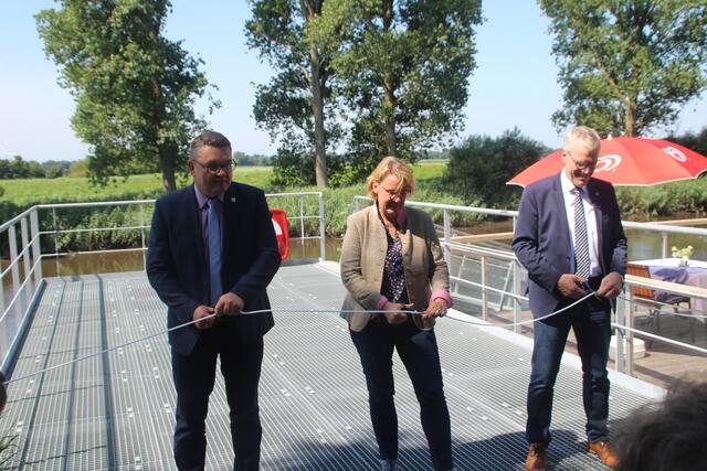 Zerschneiden das Band (v.li.): Holger Falcke, Barbara Otte-Kinast und Werner Hinck | Foto: Martina Wagner