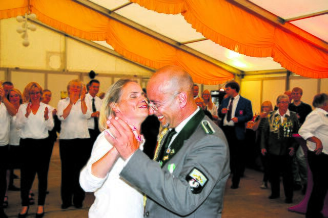 Schützenkönig Paolo Bonsignore eröffnet mit seiner Frau Dörte auf dem Schützenfest 2019 den Tanz im Festzelt | Foto: ts