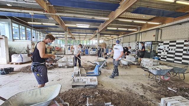 Aufräumen nach getaner Arbeit: Die Prüflinge bauen ihre Gesellenstücke wieder ab und machen den Weg für das nächste Lehrjahr frei | Foto: Kim Katharina Koch